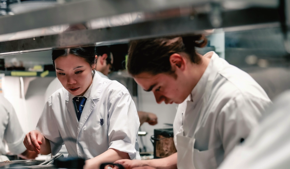 Haut cuisine showing two cooks on the line prepping_visualisation of a Notion Consultant not being just a helper to produce faster meals